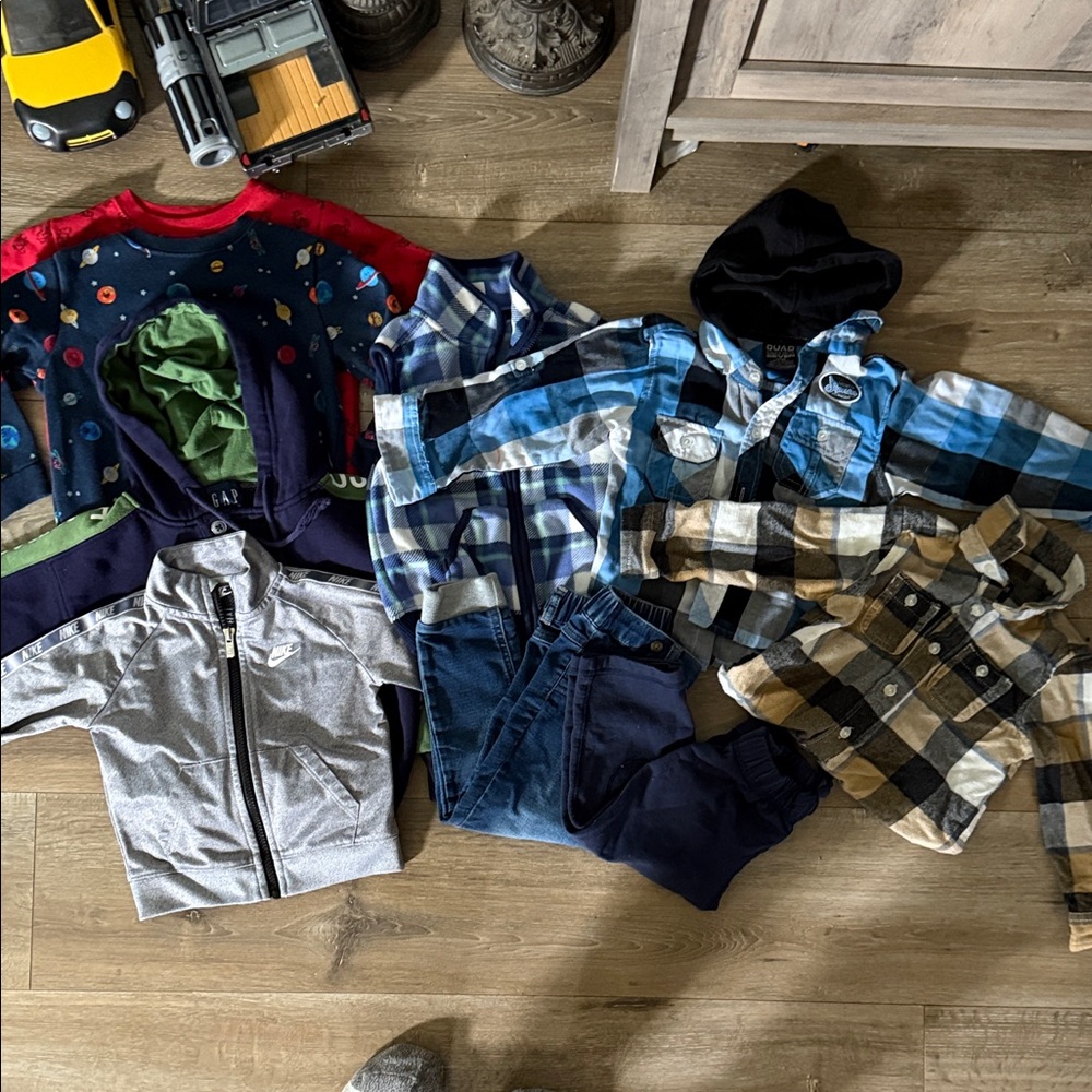 Big bundle.9pcs, 24m clothes ,tops and bottoms.